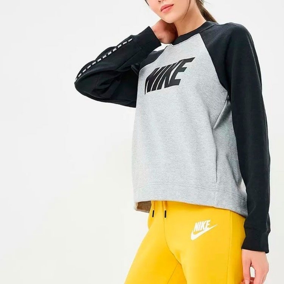 Nike Sweaters - 💘 Nike Logo Crewneck Sweater